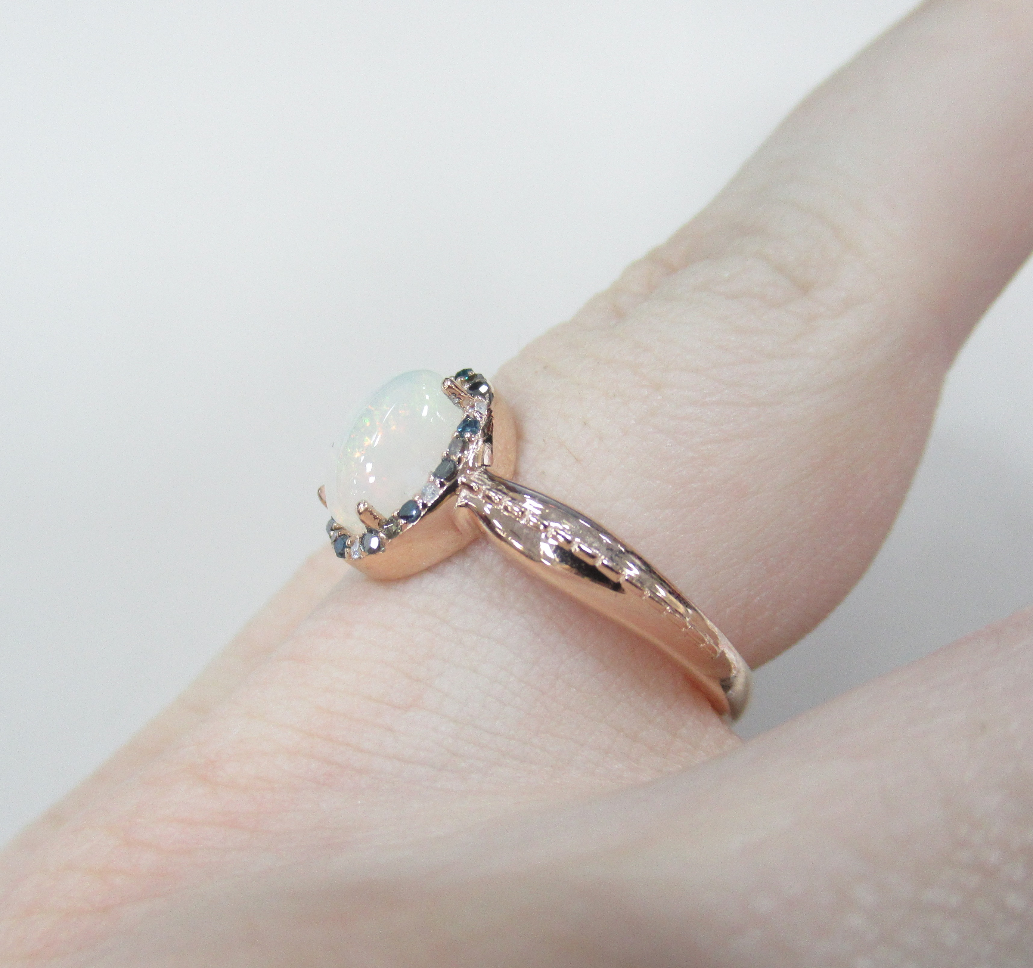 Серебряное кольцо с опалом и цветными бриллиантами